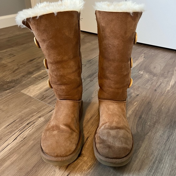 UGG Bailey Button Triple Button - Picture 2 of 11
